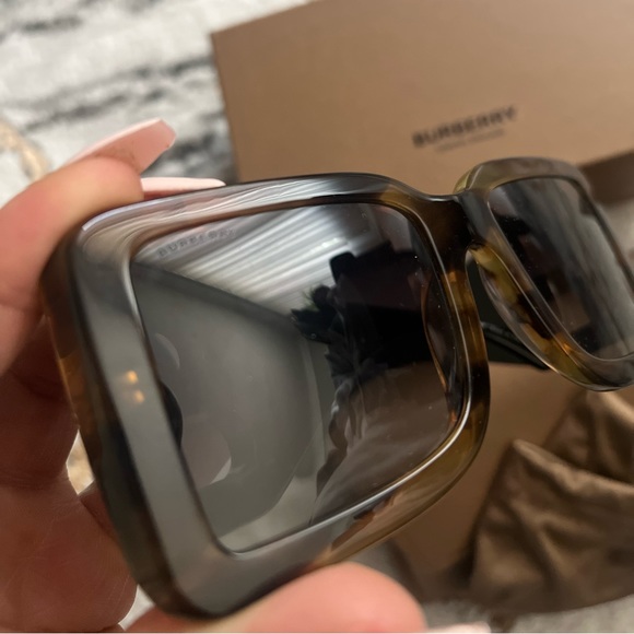 Burberry sunglasses - Picture 8 of 8